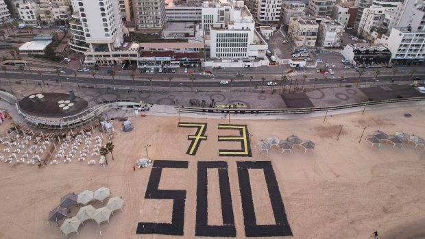 Od útoku Hamásu na Izrael uplynulo 500 dní. Instalace v Tel Avivu připomíná, že v zajetí je stále 73 rukojmích.