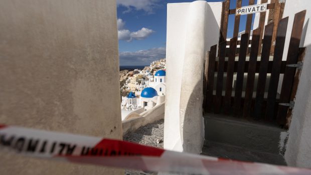 Uzavřená část vesnice Oia na Santorini