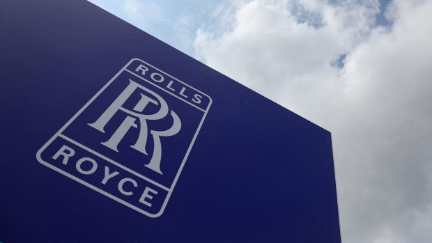 Značka Rolls Royce na vystavovatelské hale na Farnborough International Airshow ve Farnborough, Británie, 24. července 2024