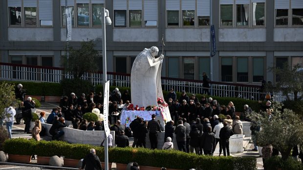 Lidé se chodí modlit i před Gemelliho nemocnici, kde je papež momentálně hospitalizován