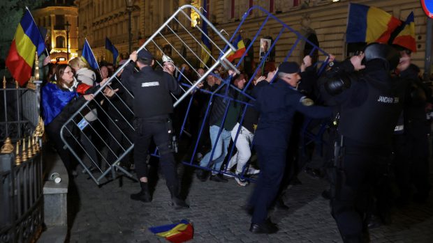 Střet příznivců krajně pravicového Calina Georgeska s policií