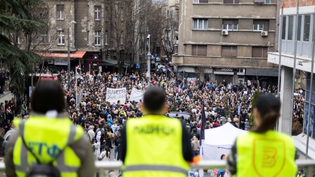 Studenti a protivládní demonstranti blokují přístup do budov srbské státní televize a rozhlasu (RTS) v Bělehradě