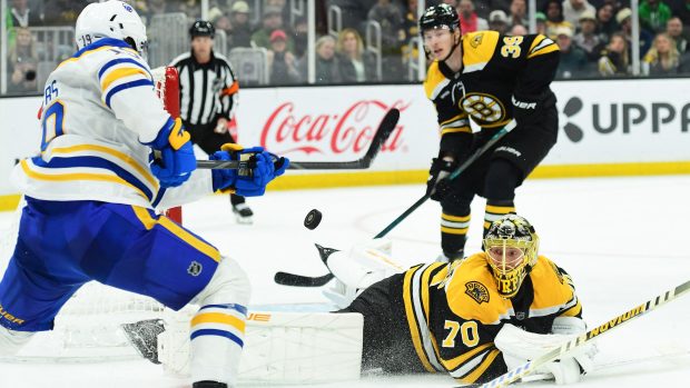 Golman Boston Bruins Joonas Korpisalo vychytal střelu Peytona Krebse z Buffalo Sabres v prodloužení (18. března 2025)