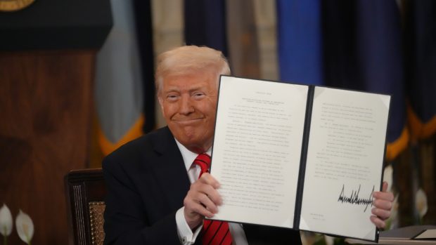 Donald Trump po podpisu výnosu o zrušení ministerstva školství