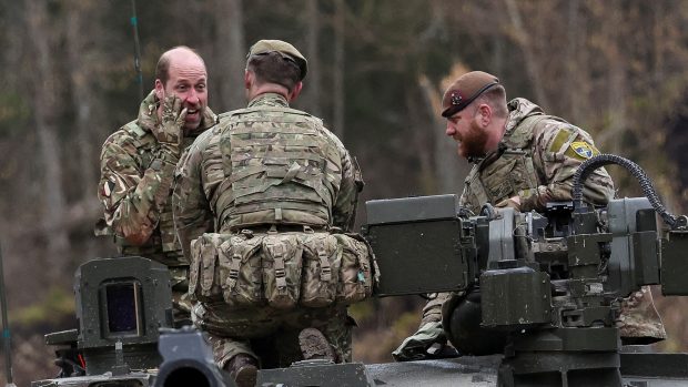 Britský princ William hovoří s vojenským personálem na tanku Challenger 2 při návštěvě výcvikového prostoru Mercian Regiment na vojenské základně Tapa v Estonsku, 21. března 2025