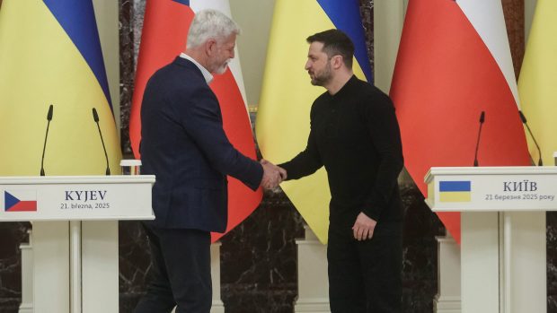 Český prezident Petr Pavel a ukrajinský prezident Volodymyr Zelenskyj si podávají ruce po společné tiskové konferenci uprostřed ruského útoku na Ukrajinu v Kyjevě 21. března 2025