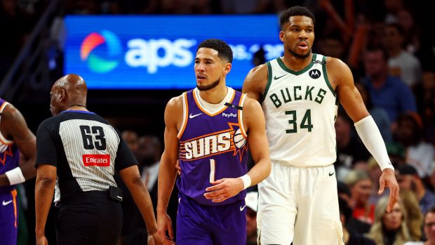 Devin Booker z Phoenixu Suns v přerušené hře s Janisem Adetokunbem z Milwaukee Bucks