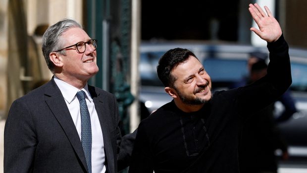 Keir Starmer a Volodymyr Zelenskyj po summitu v Paříži 27. března 2025