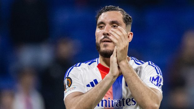 Rayan Cherki už dres Lyonu neobléká. Francouzský klub ho prodal do Premier League. Ani to ale finanční problémy nevyřešilo.