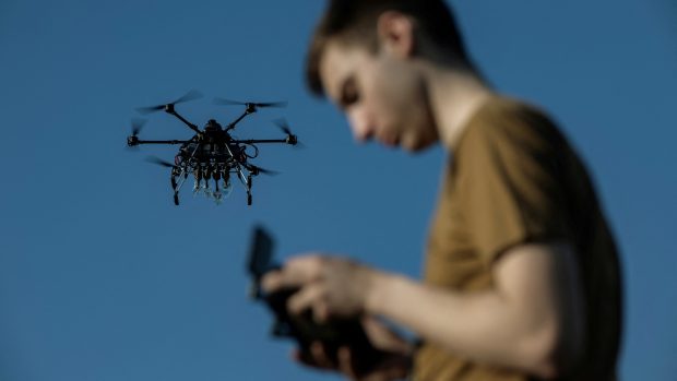 Ukrajinští piloti dronů testují a připravují dron Vampire pro obranu Charkova