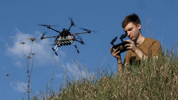Ukrajinští piloti dronů testují a připravují dron Vampire pro obranu Charkova
