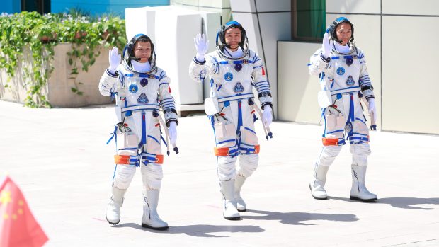 Trojice čísnkých astronautů odletěla v dubnu v rámci mise Šen-čou 20 na čínskou vesmírnou stanici Tchien-kung (Nebeský palác). Fotografie z dubna