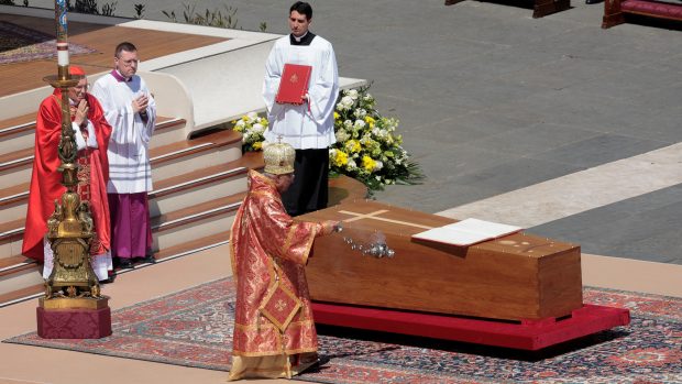 Kardinál Giovanni Battista Re, 91letý děkan kardinálského kolegia, pronesl na Svatopetrském náměstí krátkou modlitbu, v níž uznal hříchy, požádal o odpuštění a rozhřešení