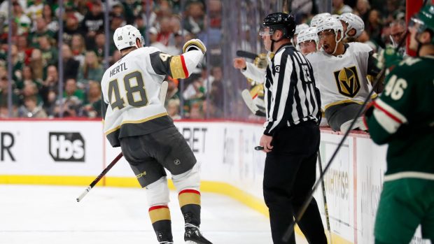 Tomáš Hertl slaví vedoucí gól proti MInnesotě Wild, o výhře Vegas ale nakonec muselo rozhodnout až prodloužení