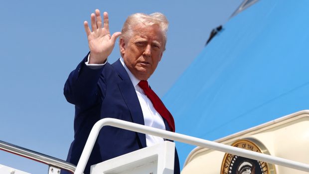 Americký prezident Donald Trump nastupuje do letadla Air Force One v Marylandu, USA, 29. dubna 2025