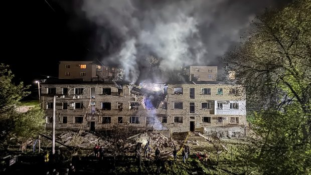 Pohled na místo, kde se nachází obytný dům zasažený ruským dronem během ruského útoku na Ukrajinu, v Záporoží na Ukrajině 1. května 2025