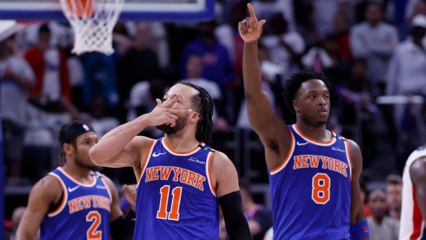 Jalen Brunson z New Yorku slaví střelu za tři body v zápasy play-off NBA proti Detroitu