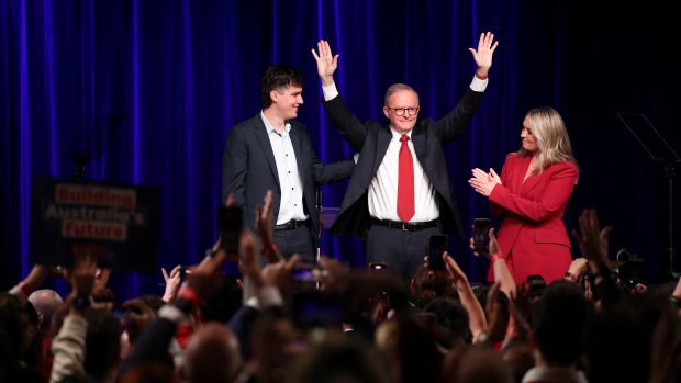 Australský premiér Anthony Albanese slaví na předvolební akci Labouristické strany poté, co místní média předpověděla vítězství Labouristické strany, Austrálie, 3. května 2025