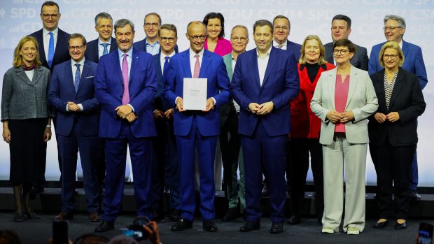 Předsedové konzervativní unie CDU/CSU a sociální demokracie (SPD) podepsali koaliční smlouvu