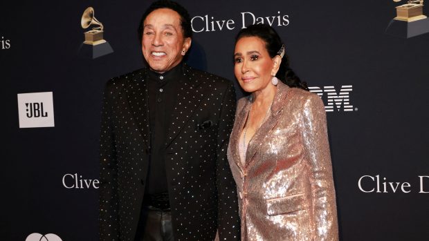 Soulový zpěvák Smokey Robinson se svou manželkou Francis Gladneyovou