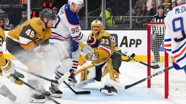 Pravé křídlo Edmontonu Oilers Corey Perry (90) vstřelil gól brankáři Vegas Golden Knights Adinu Hillovi (33)
