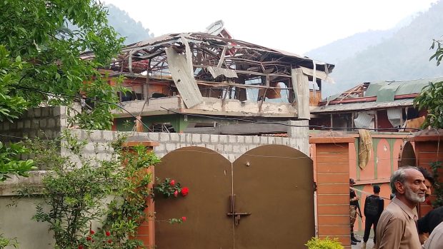 Poškozená část mešity po zásahu indické armády v Muzaffarabádu, hlavním městě Pákistánem spravovaného Kašmíru