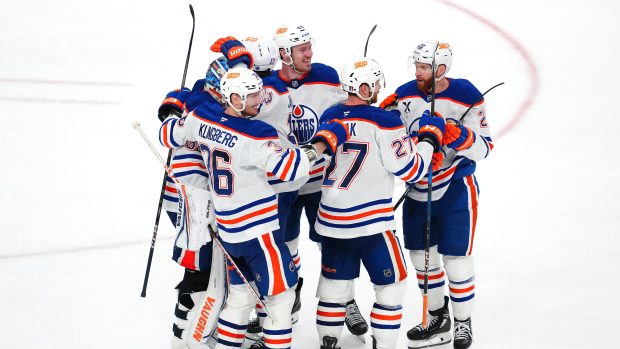 Hokejisté Edmontonu se radují z výhry. V sérii nad Vegas vedou už 2:0.