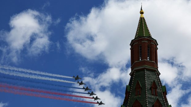 Ruské letouny na vojenské přehlídce ke Dni vítězství