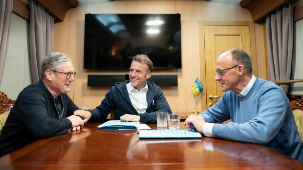 Britský premiér Keir Starmer, francouzský prezident Emanuel Macron a německý kancléř Friedrich Merz ve vlaku do Kyjeva