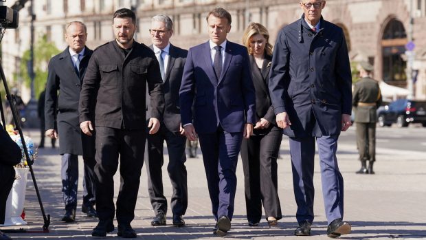 Donald Tusk, Volodymyr Zelenskyj, Kier Starmer, Emmanuel Macrom, Olena Zelenská a Friedrich Merz v Kyjevě