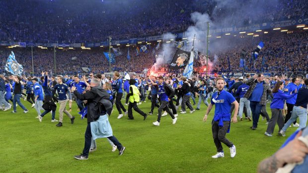 Fanoušci v rámci oslav vběhli na trávník