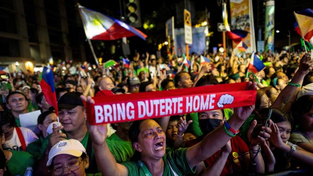 Příznivci zatčeného bývalého filipínského prezidenta Rodriga Duterteho skandují jeho jméno na shromáždění solidarity v den jeho narozenin ve filipínském městě Davao, 28. března 2025