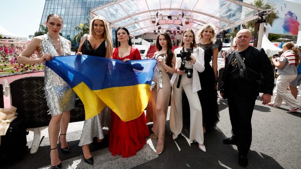 Režiséři a herci z Ukrajiny. Na festivalu v Cannes se budou promítat tři filmy na počest této země