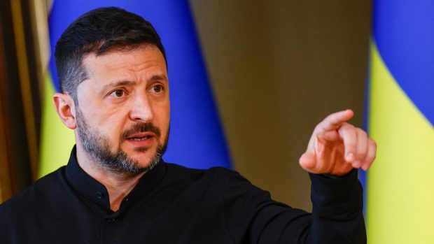 Ukrajinský prezident Volodymyr Zelenskyj hovoří k médiím na tiskové konferenci uprostřed ruského útoku na Ukrajinu v Kyjevě 13. května 2025