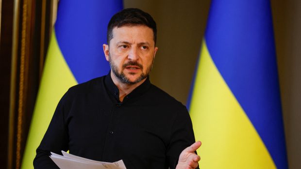 Ukrajinský prezident Volodymyr Zelenskyj hovoří k médiím na tiskové konferenci uprostřed ruského útoku na Ukrajinu v Kyjevě 13. května 2025