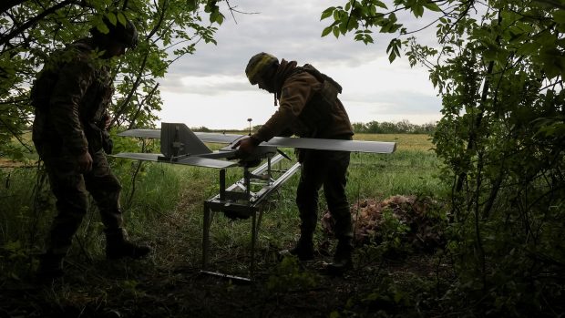Ukrajinští vojáci připravují útočný dron Darts u Kupjansku v Charkovské oblasti na Ukrajině