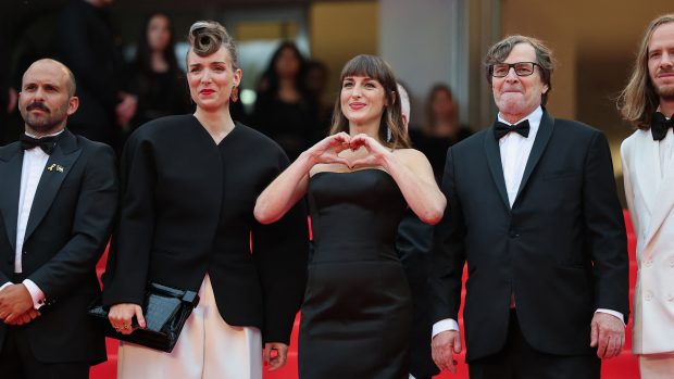 Režisérka Amelie Bonninová (druhá zleva) a herci filmu Partir un jour (Jednou odejít) přicházejí na slavnostní zahájení festivalu v Cannes