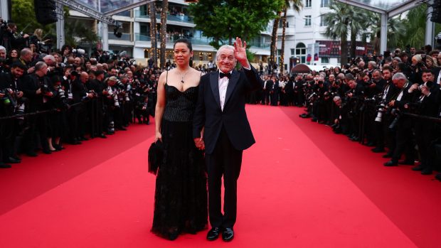 Robert De Niro se svou partnerkou Tiffany Chen na červeném koberci při příchodu na slavnostní zahájení a promítání filmu „Partir un jour“ (Leave One Day), Francie, 13. května 2025
