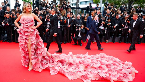Modelka a herečka Heidi Klumová přichází po červeném koberci na zahájení filmového festivalu v Cannes