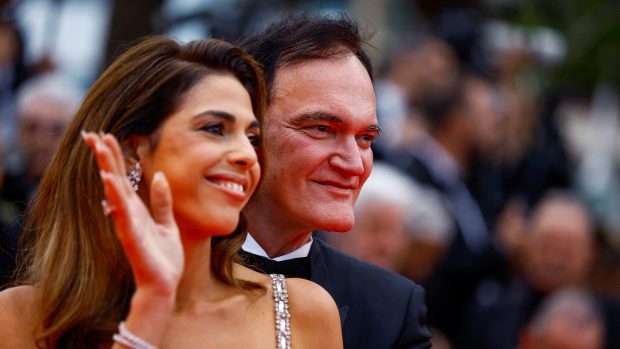 Režisér Quentin Tarantino a s manželku, izraelskou zpěvačkou Daniellou Pickovou přicházejí na zahájení festivalu v Cannes