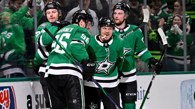 Mikael Granlund (uprostřed) zařídil hattrickem výhru nad Winnipegem
