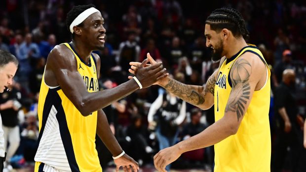 Pascal Siakam (43) slaví postup s Obim Toppinem
