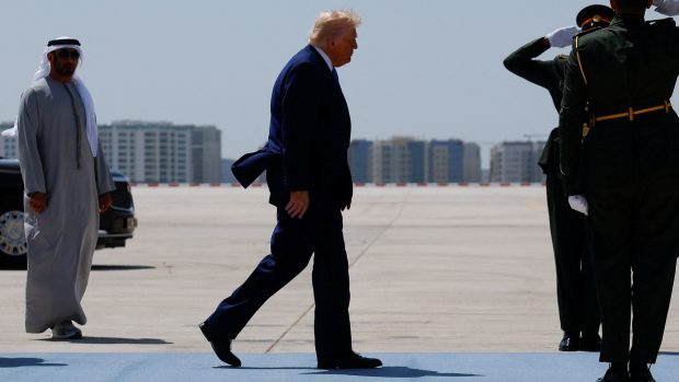 Donald Trump nastupuje na palubu prezidentského letounu Air Force One, který ho dopraví do Washingtonu po návštěvě tří státu Perského zálivu