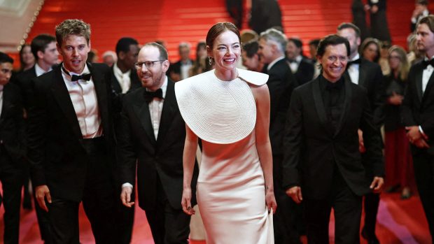 Premiéra filmu Eddington: (zleva) herci Austin Butler, Emma Stone a Clifton Collins Jr., druhý zleva režisér Ari Aster