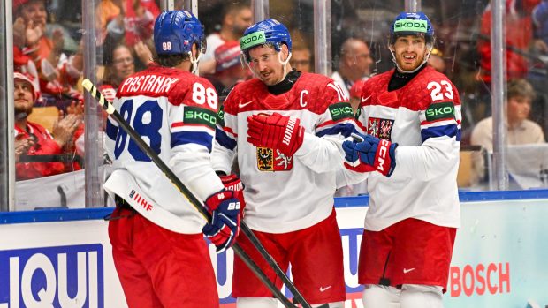 Roman Červenka slaví s Davidem Pastrňákem a Lukášem Sedlákem gól