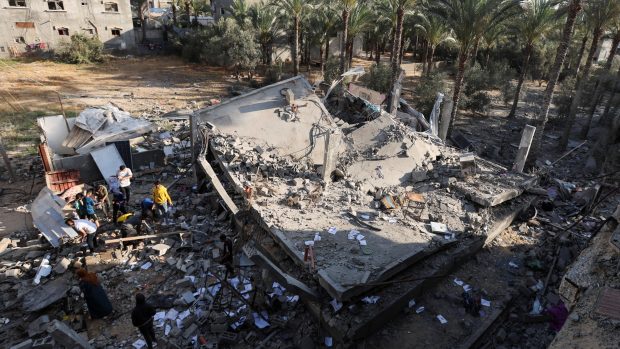 Palestinci si prohlížejí škody na místě izraelského útoku na dům v centrální části pásma Gazy