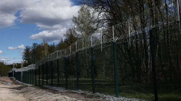 Pohled na nový plot na finsko-ruské hranici