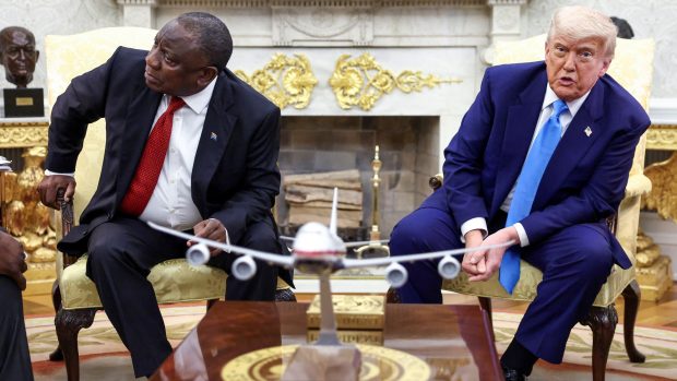 Jihoafrický prezident Cyril Ramaphosa v Oválné pracovně sleduje videa o údajné genocidě v jeho zemi