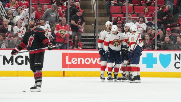 Hokejidé Floridy slaví gól proti Carolině v semifinále NHL