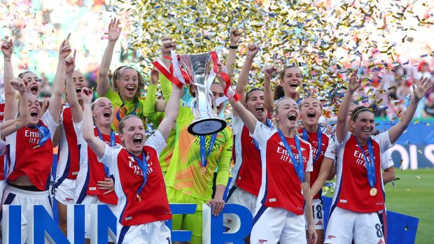 Fotbalistky Arsenalu s trofejí pro vítěze Ligy mistryň